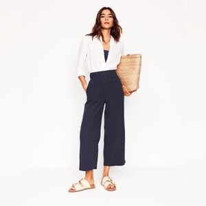 Boden Cropped Double Cloth Pants
Navy